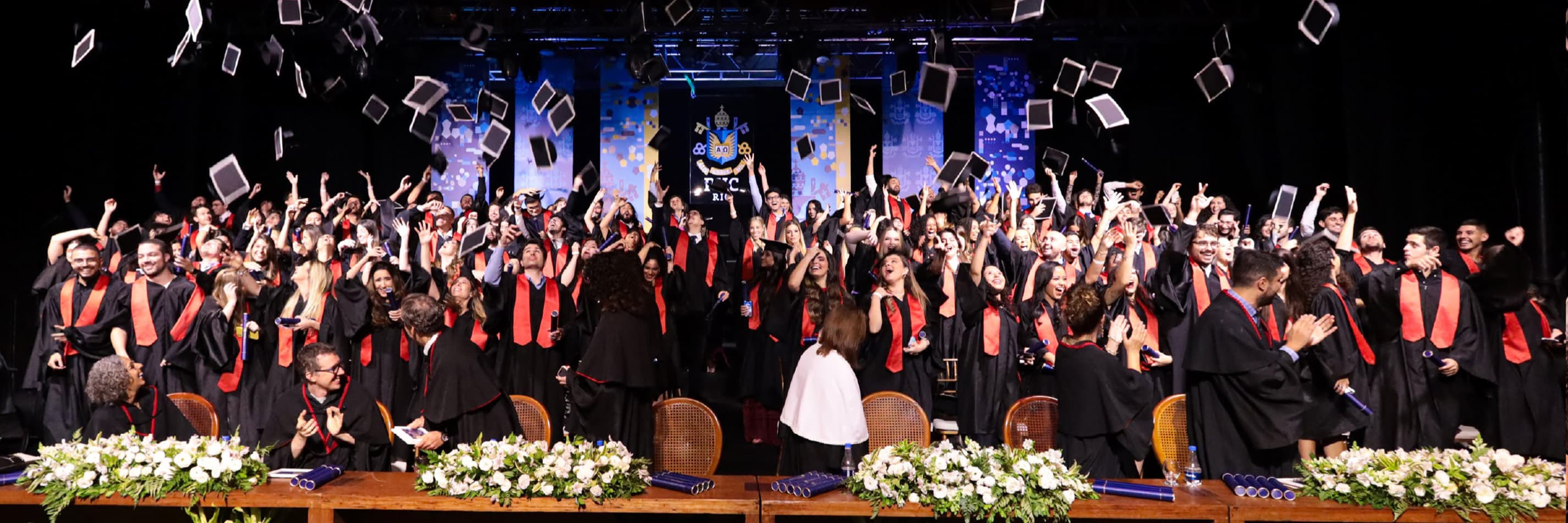 Formatura na PUC-Rio — antigos alunos jogando o chapéu